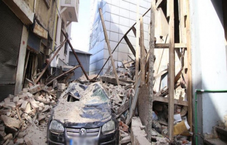 Beyoğlu'ndaki 100 yıllık bina çöktü!