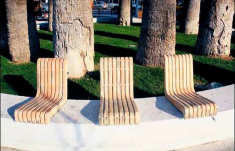 İzmir'de ahşap kent mobilyaları söküldü!