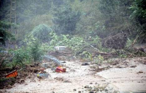 Trabzon'da etkili olan yağış sebebiyle bazı ev ve iş yerlerini su bastı!