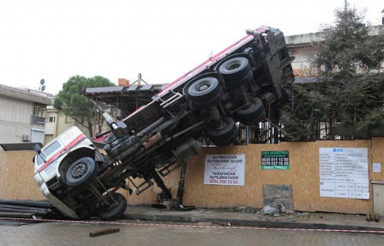 Kadıköy de inşaata tuğla taşıyan vinç devrildi!