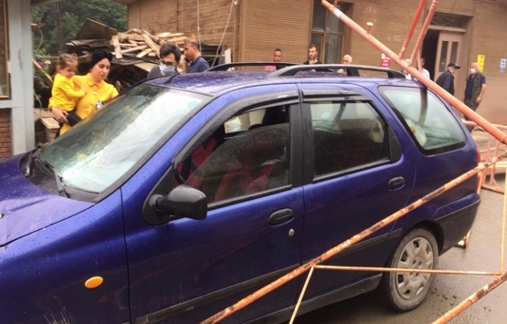 Rize'de iş makinesinin çarptığı inşaat iskelesi otomobilin üzerine devrildi!