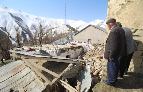 Erzurum Tekman'da toprak damlı evde göçük!