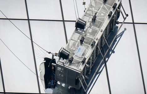 ABD'nin en yüksek binasında iki temizlik görevlisi mahsur kaldı!