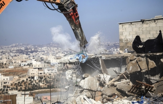 İsrail güçleri, Batı Şeria da Filistinlilere ait bir evi daha yıktı!