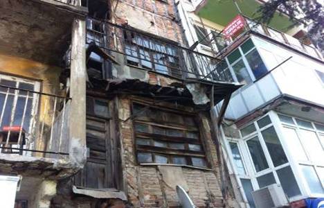 Gemlik'te yıkılmak üzere olan tarihi bina tehlike saçıyor!