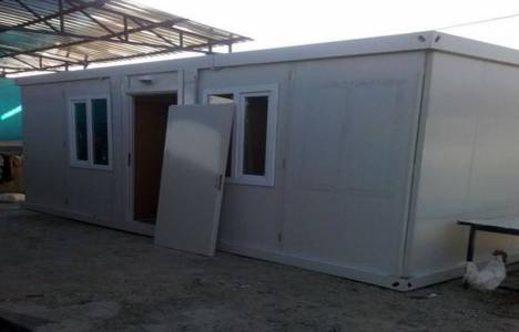 Adana'da vinç kiralayıp prefabrik ev çaldılar!