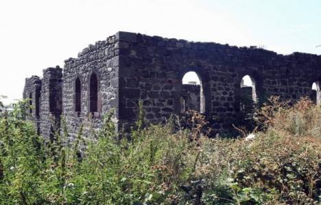 Tarihi Kars Beylerbeyi Sarayı yıkılıyor!