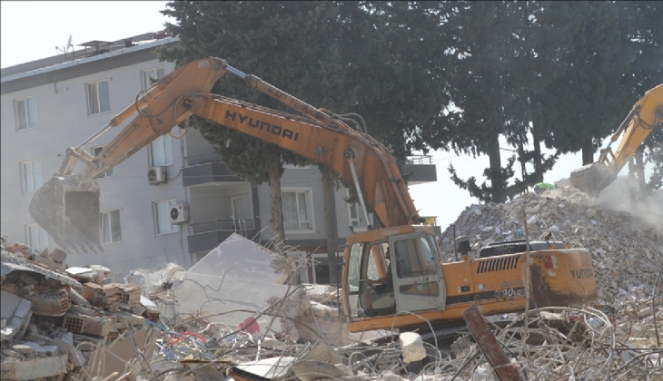 Hatay'da ağır hasarlı binaların yıkımında 1 milyon metreküpe yakın enkaz taşındı!