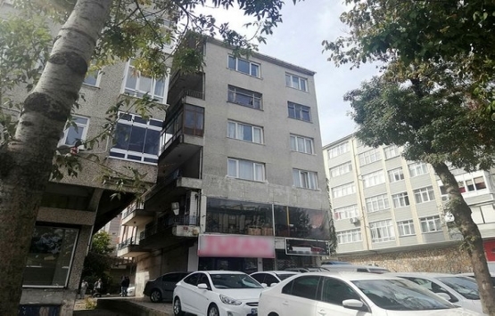 Deprem sonrası Avcılar'da yan yatan bina mühürlendi!