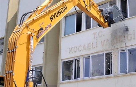 Kocaeli'deki eski valilik binası yıkıldı!