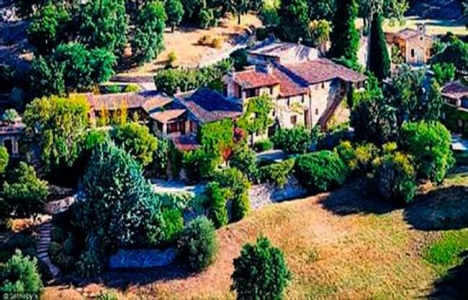 Johnny Depp 200 yıllık köy evini 23 milyon euroya satıyor!