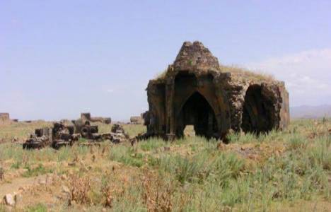 Muş'ta tarihi manastırları söküp ev yaptılar!