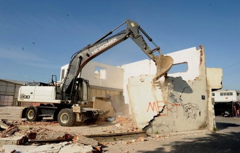 Karşıyaka'da kaçak yapılar yıkılıyor!