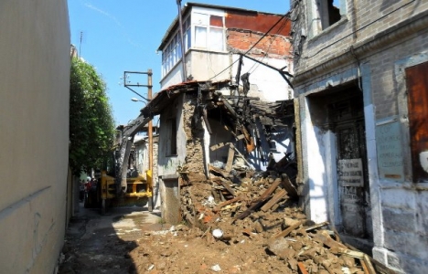 İzmir'de sahipsiz konutlar yağmurla tehlike saçıyor!