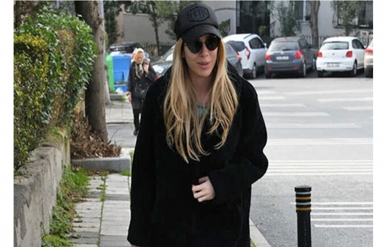 Sinem Kobal, Cansu Dere’nin yeni evi için hoşgeldine gitti!