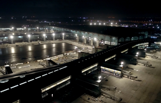 3. havalimanında kule Türk Bayrağı renklerine büründü!