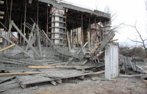 Bursa'da inşaat balkonu çöktü!