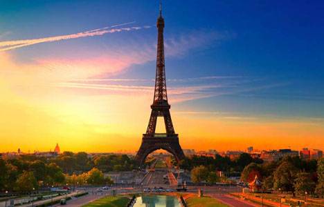 Eyfel Kulesi'nin bir merdiveni 220 bin euroya satıldı!