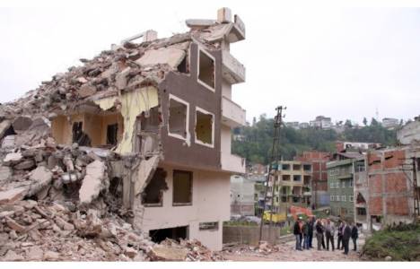 Topçuasım Mahallesi'nde kamulaştırılan bina yıkıldı!