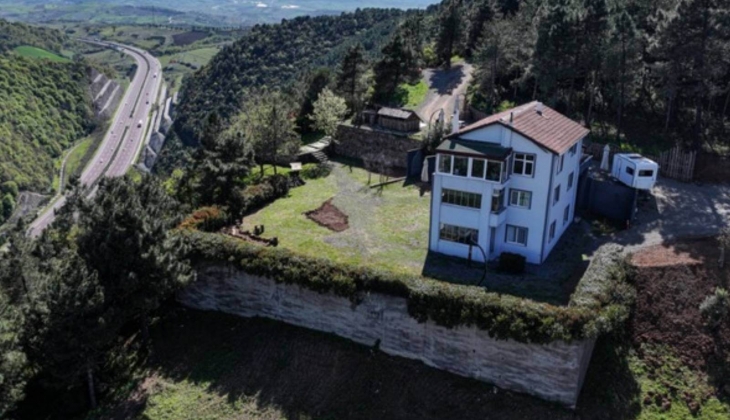 Sosyal medya bu evi konuşuyor! Dağın zirvesindeki yalnız ev satılıyor!
