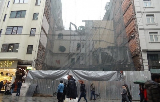 İstiklal'de yıkılan bina caddeyi toz bulutuyla kapladı!