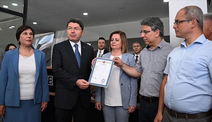 Noterliklerde gayrimenkul satışı uygulaması başladı: Adalet Bakanı Tunç ilk tapuyu verdi!
