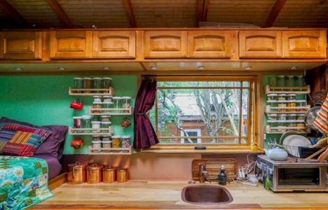 İşte Laura ve Matt çiftinin 11 metrekarelik doğayla içiçe evi!