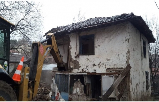 İnegöl'deki 10 metruk bina yıkıldı! 