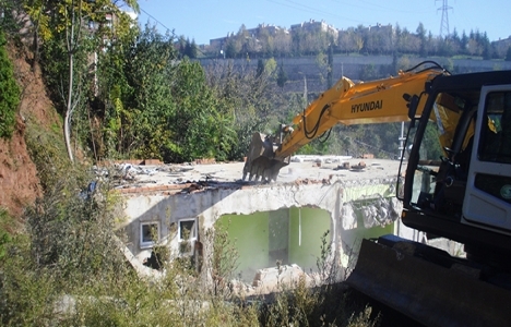 Kocaeli Yenimahalle'deki sahipsiz yapı yıkıldı!