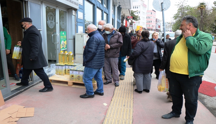 Tarım Kredi Kooperatifi ne ucuz ayçiçek yağı geldi vatandaş hücum etti! Yüzlerce kiloluk stok 5 dakikada bitti
