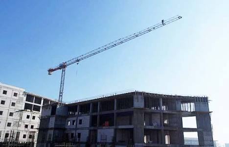 Ödemiş'teki devlet hastanesi inşaatında çalışan işçi maaşını alamadığı gerekçesiyle kuleye çıktı!