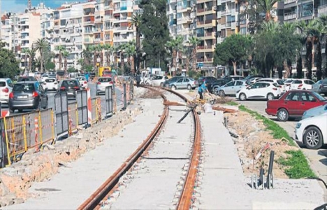 İzmir'de tramvay projesi nedeniyle aydınlatma direkleri söküldü!