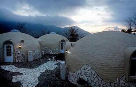 İşte 2 saatte inşa edilen köpük evler!