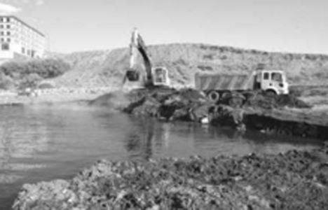 Van Gölü'nde balçık temizliği yapılıyor!