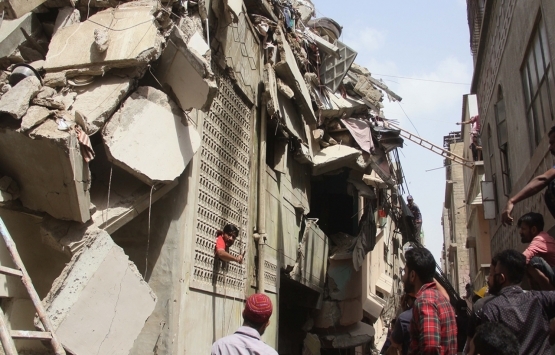 Pakistan da 5 katlı bina çöktü!