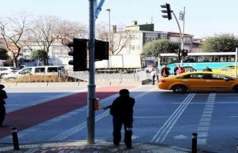 Pertevniyal yaya üst geçidi yerine sinyalli hemzemin geçit!