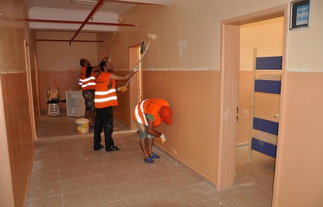 Hükümlüler Adana'daki okulları onarıyor!