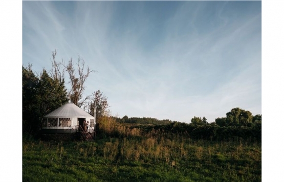 Tasarımcı çift ormanın ortasında rüya gibi ev inşa etti!