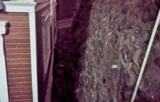 Sakarya da bir sitenin istinat duvarı çöktü: 24 daire boşaltıldı!