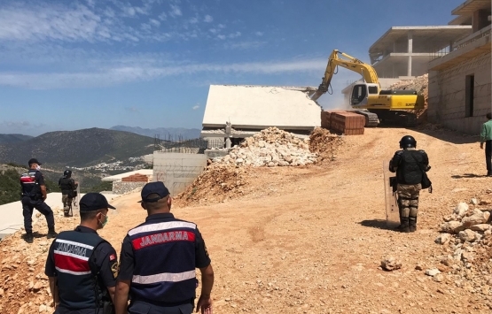 Antalya Bezirgan'daki villalar yıkılıyor!