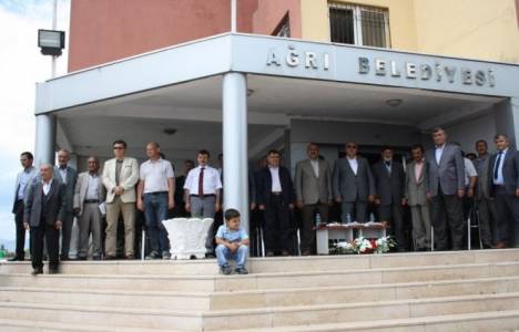 Ağrı Belediyesi'nden çok dilli tabela!