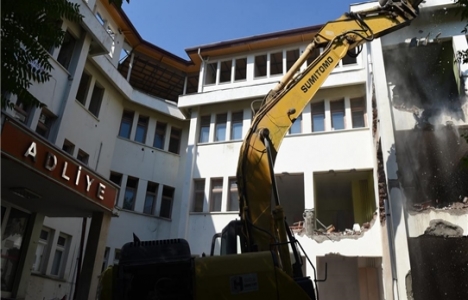 Uşak'taki eski adliye binası yıkıldı!
