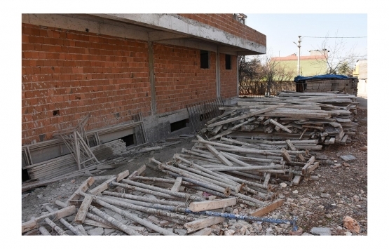 Şanlıurfa da inşaattaki iskeleden düşen işçi yaralandı!