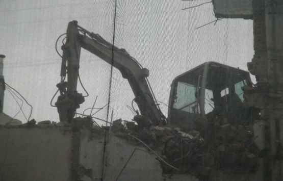 İstiklal de yıkılan bina caddeyi toz bulutuyla kapladı!