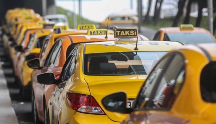 İstanbul'da taksiciler yeni dönem için taksimetre cihazlarını güncelliyor...