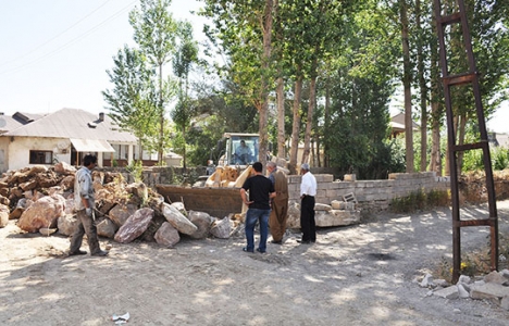 Yüksekova Yeşildere'de yol çalışmaları devam ediyor!