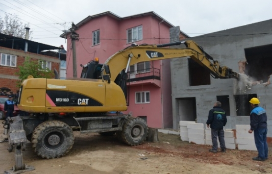 Bursa Gölyazı’daki ruhsatsız yapılar yıkılıyor!