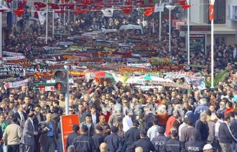 İzmir'de 6 farklı kulübün taraftarları stat sorunu için yürüdü!