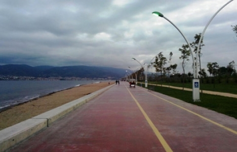 Derince ile Körfez arasındaki kumsala 12 bin metreküp kum döküldü!