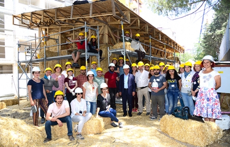 Kadıköy'de samandan hizmet binası!